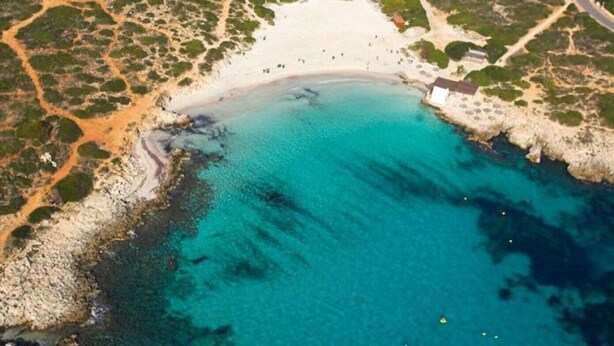 An aerial view of a coastal area with a beach, clear turquoise waters, and surrounding greenery. - Villa Casa Nova, Piscina, Wifi, AC gratis (Sant Lluís)
