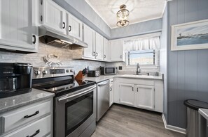 Fridge, microwave, oven, stovetop - Sea Robin 207 by Seaside Vacations & Sales (Ocean City)