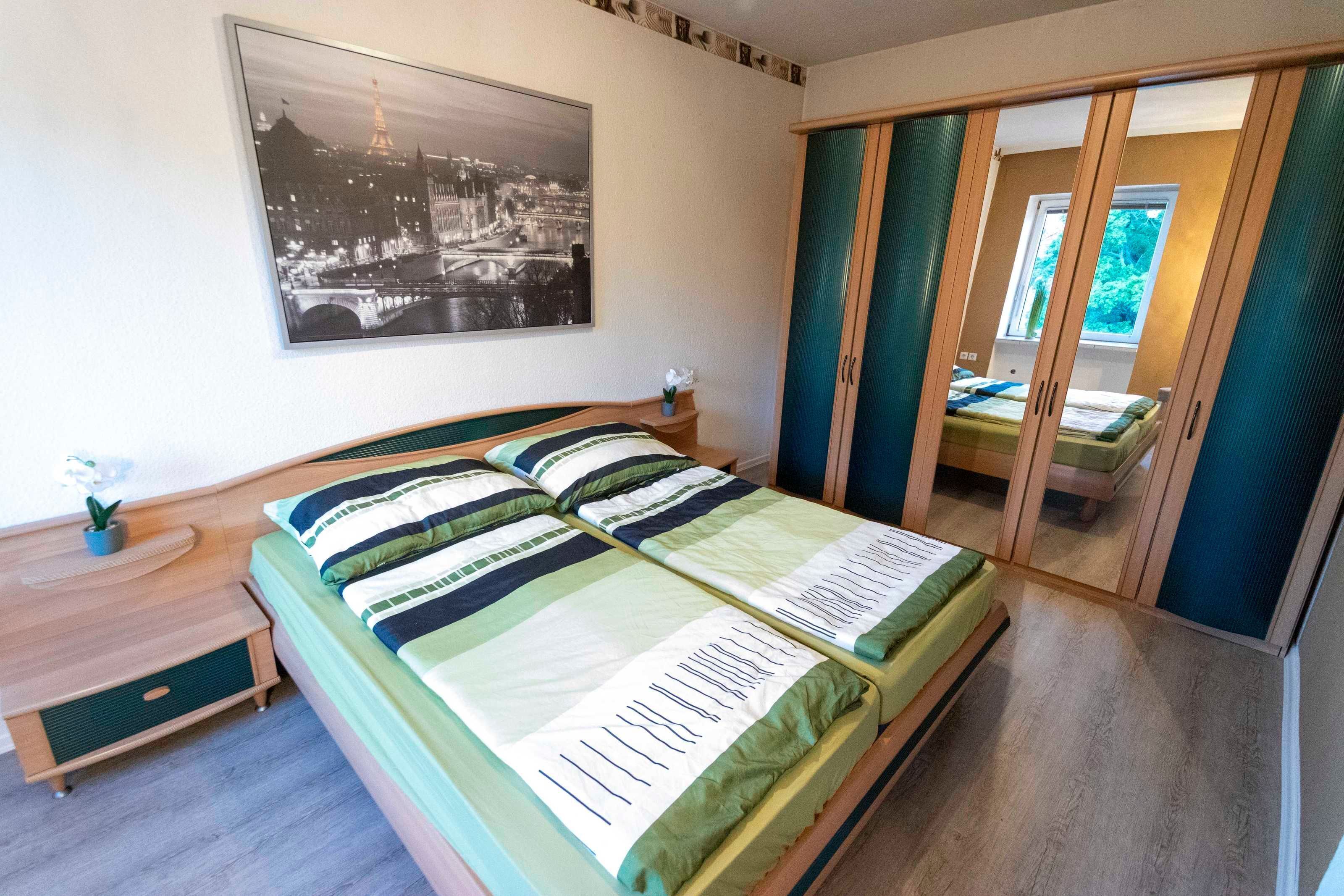 2 camere, una scrivania, ferro/asse da stiro, culla da viaggio