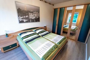 2 camere, una scrivania, ferro/asse da stiro, culla da viaggio