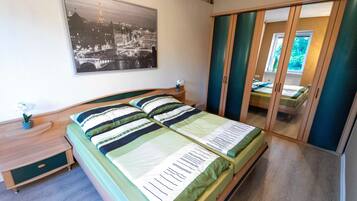 2 quartos, escrivaninha, ferros/tábuas de passar roupa, berço de viagem