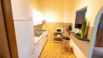 Refrigerador, microondas, horno y cafetera y tetera
