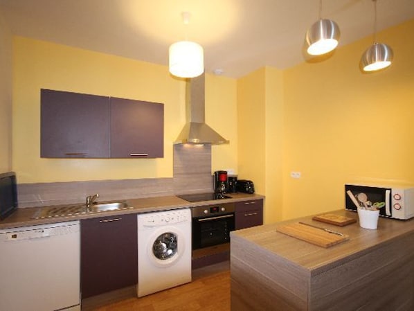 Fridge, oven, stovetop, dishwasher