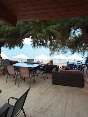 On the beach, sun loungers, beach umbrellas - Beach Front Apartments (Sitia)