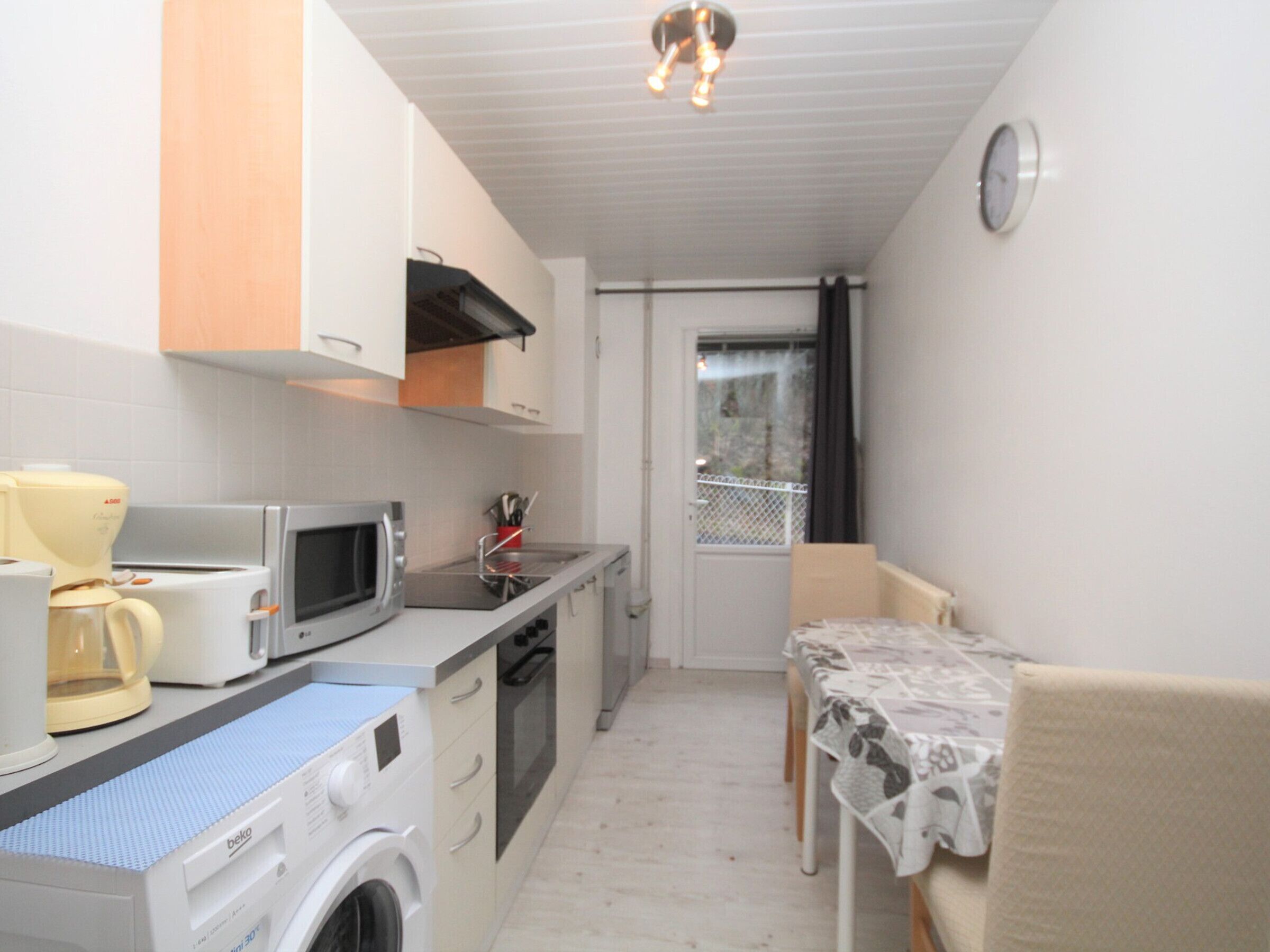 Een koelkast, een microgolfoven, een koffiezetapparaat/waterkoker