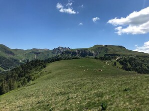 A panoramic view of a mountainous landscape with a clear sky. - 2* Studio in City Center with Balcony & WiFi (Mont-Dore)