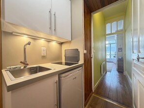 Fridge, microwave, highchair