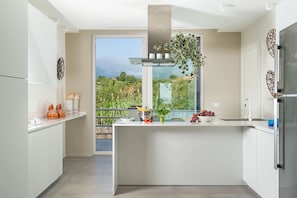 Villa | Eget kök | Stort kylskåp, mikrovågsugn, ugn och spishäll