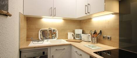 Een koelkast, een magnetron, een kinderstoel