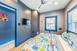 4 bedrooms, iron/ironing board, internet, bed sheets