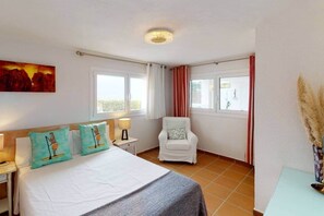 5 chambres, coffres-forts dans les chambres, bureau