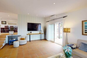Smart TV, fireplace, DVD player, books