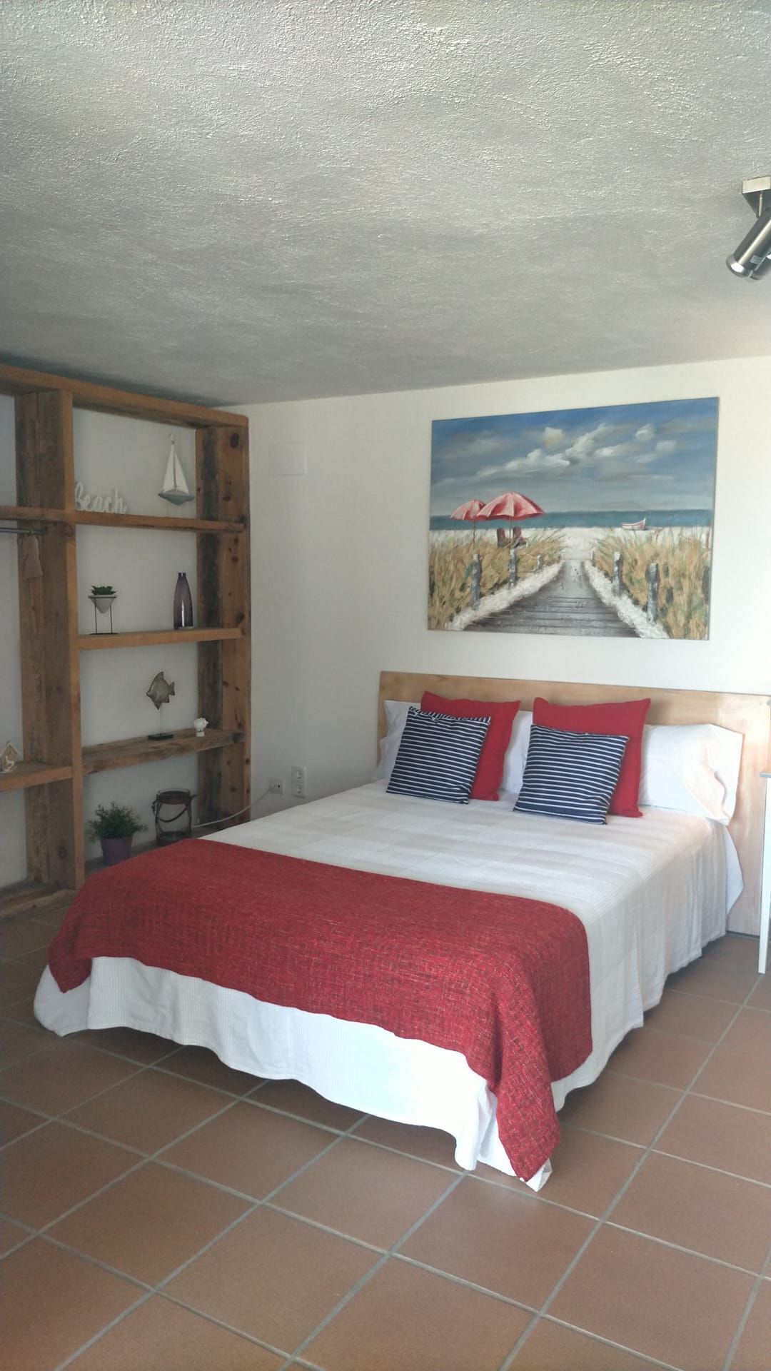 5 室のベッドルーム、セーフティボックス (室内)、デスク、アイロン / アイロン台