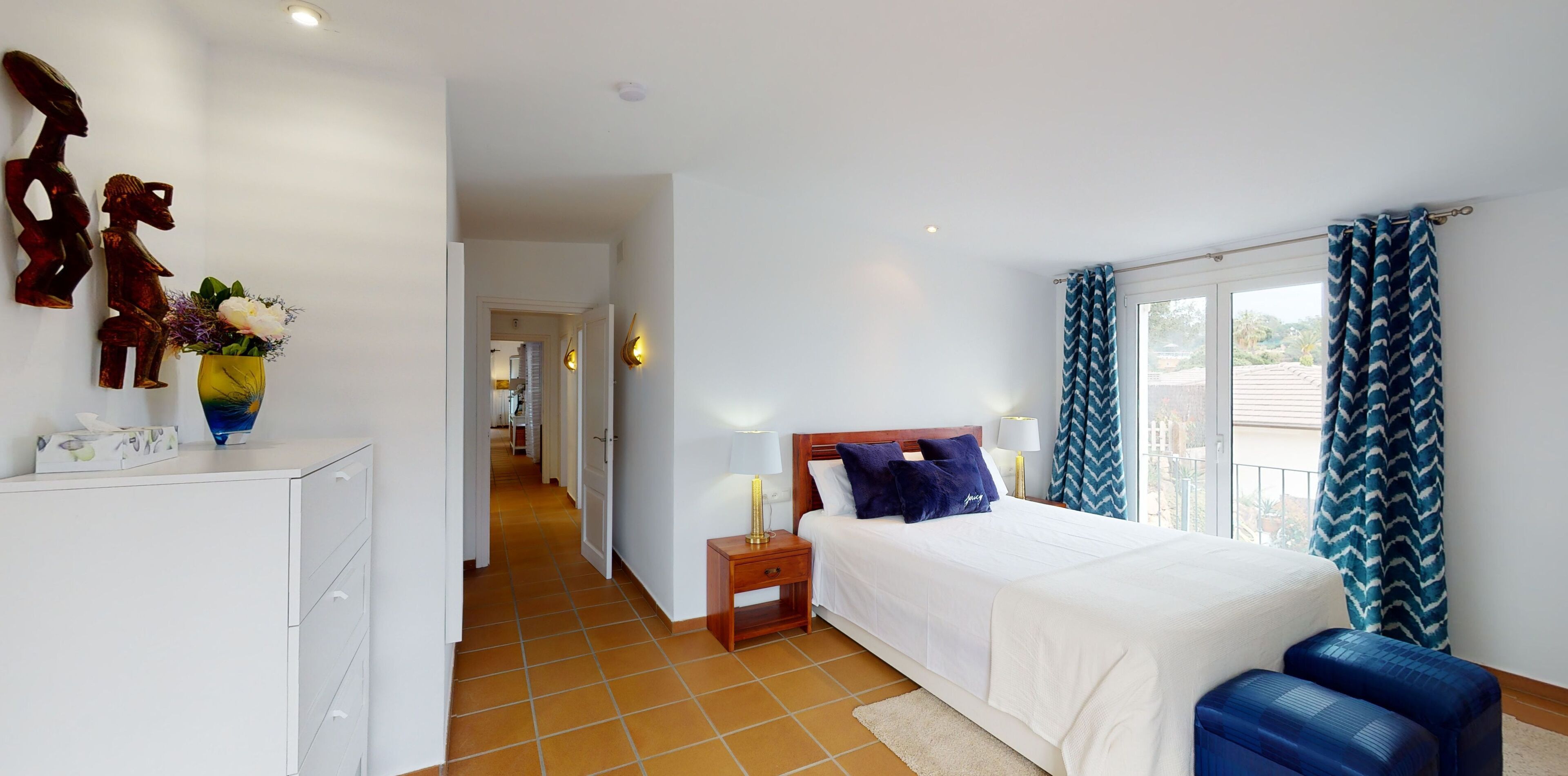 5 habitaciones, caja de seguridad en la habitación y escritorio 