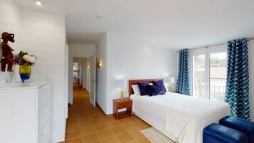 5 Schlafzimmer, Zimmersafe, Schreibtisch, Bügeleisen/Bügelbrett