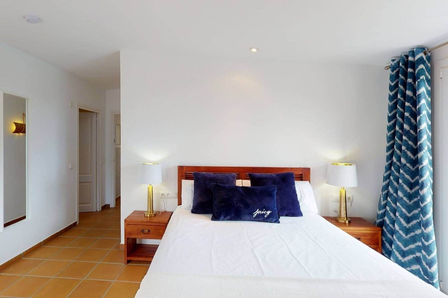 5 sovrum, värdeförvaringsskåp på rummet och skrivbord