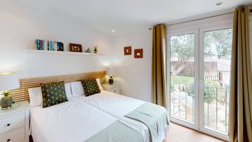 5 chambres, coffres-forts dans les chambres, bureau