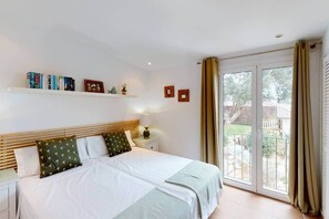 5 chambres, coffre-fort, bureau, fer et planche à repasser