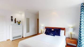 5 sovrum, vÀrdeförvaringsskÄp pÄ rummet och skrivbord