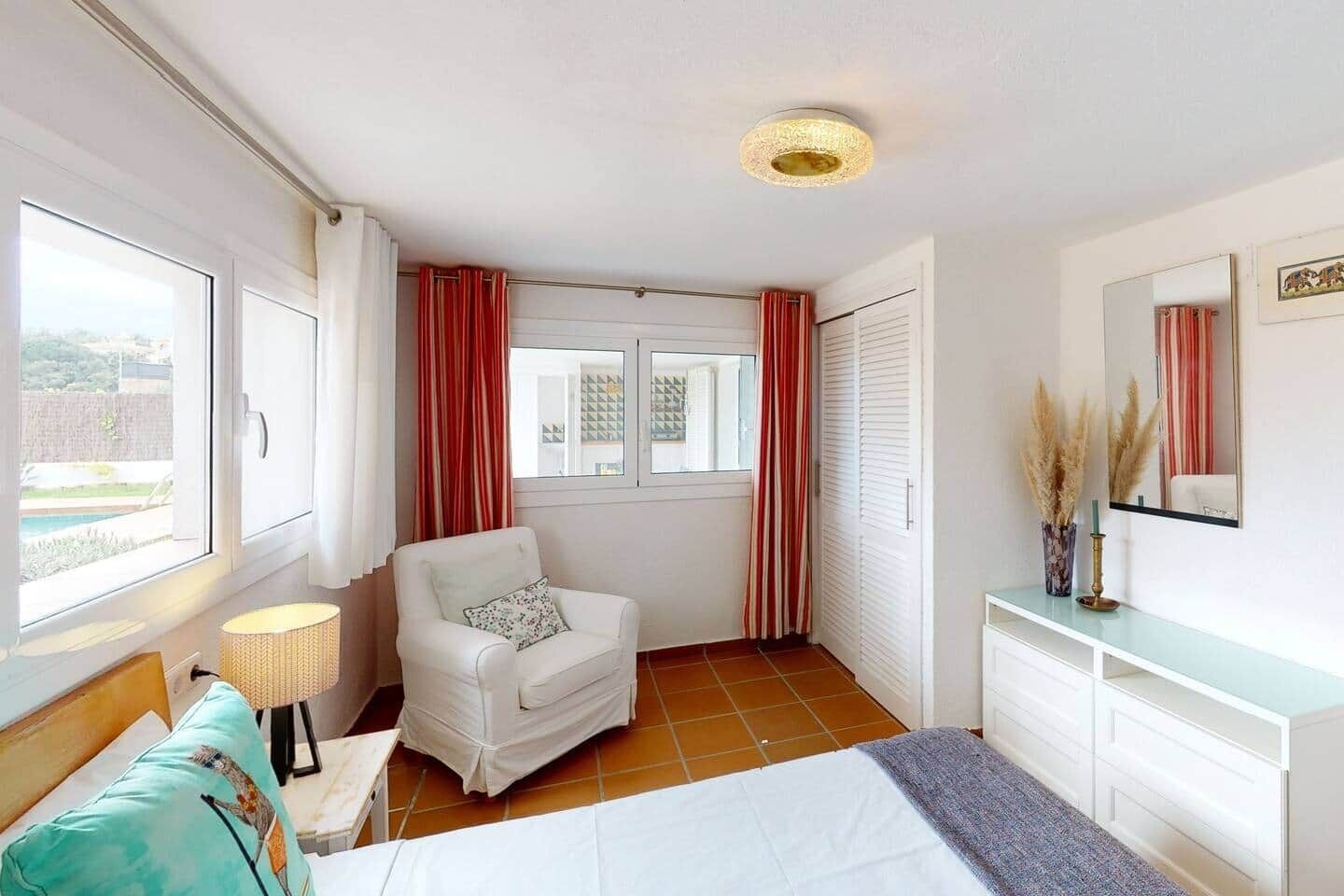 5 slaapkamers, een kluis op de kamer, een bureau