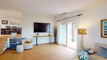 Smart-TV, Kamin, DVD-Player, Bücher