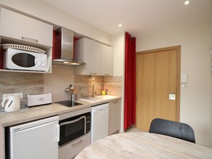 Kühlschrank, Geschirrspüler, Hochstuhl