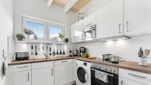 Een koelkast, een magnetron, een oven, een kookplaat