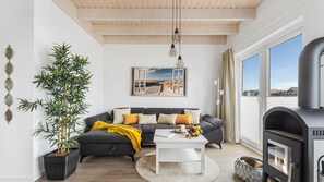 Een televisie, een open haard, een videogameconsole en een dvd-speler