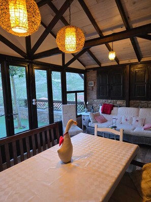 TV, peis, DVD-spiller og stereoanlegg