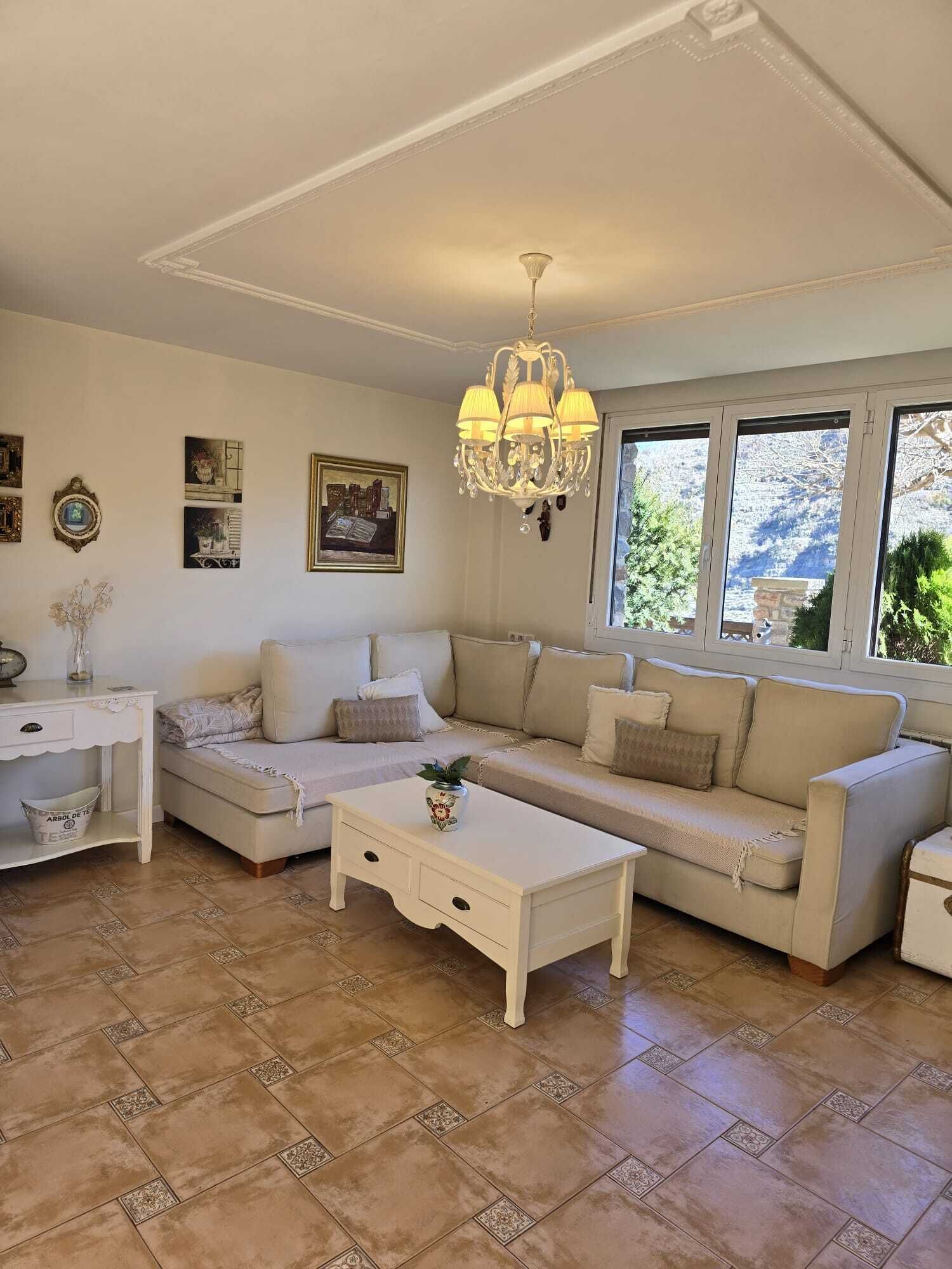 Una televisión, una chimenea, un reproductor de DVD