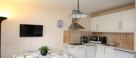 ثلاجة، ميكروويف، موقد طهي مسطح، غسالة أطباق