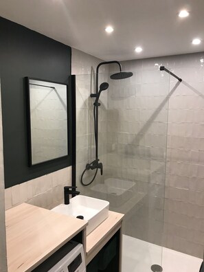 Chuveiro, secador de cabelo, toalhas de banho, sabonete