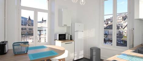 Jääkaappi, astianpesukone, kahvin-/teenkeitin, leivänpaahdin