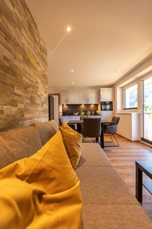 พรีเมียมคอนโด | บริเวณนั่งเล่น | สมาร์ททีวี 100 ซม. พร้อมช่องเคเบิล, ทีวี, พื้นอุ่น