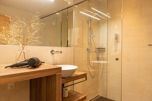 特色公寓客房 | 浴室 | 淋浴設備、淋浴花灑、免費盥洗用品、吹風機