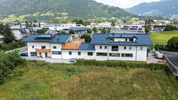Un bâtiment moderne à plusieurs étages, doté de grandes fenêtres et d’un toit plat.