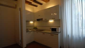 Refrigerador, microondas, placa de cocina, lavavajillas