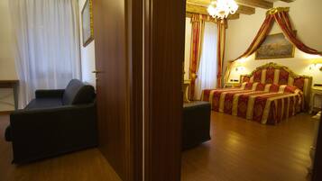 1 sovrum, vÀrdeförvaringsskÄp pÄ rummet och strykjÀrn/strykbrÀda