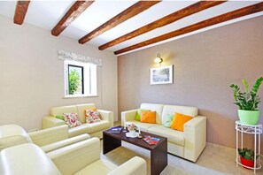 위성 채널 시청이 가능한 21인치 평면 TV, 비디오 게임기, 스테레오