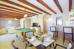 Family Villa, Multiple Bedrooms, Mountainside (Luxury Panorama Villa Dia) | Dining