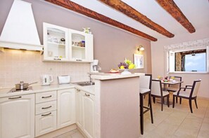 Villa familiar, 6 habitaciones, balcón, junto a la montaña (Luxury Panorama Villa Dia) | Cocina privada | Hervidor eléctrico