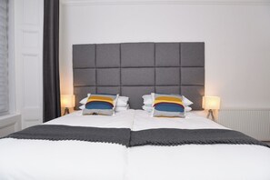 2 chambres, bureau, fer et planche à repasser, accès au Wi-Fi (inclus)