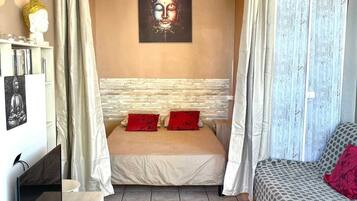 1 Schlafzimmer, BĂŒgeleisen/BĂŒgelbrett, WLAN, BettwĂ€sche