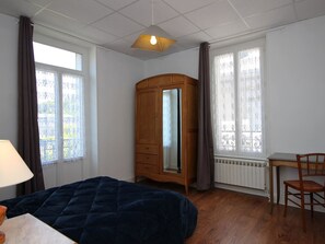 3 makuuhuonetta, vauvan matkasänky