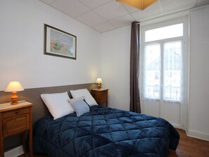 4 makuuhuonetta, vauvan matkasänky