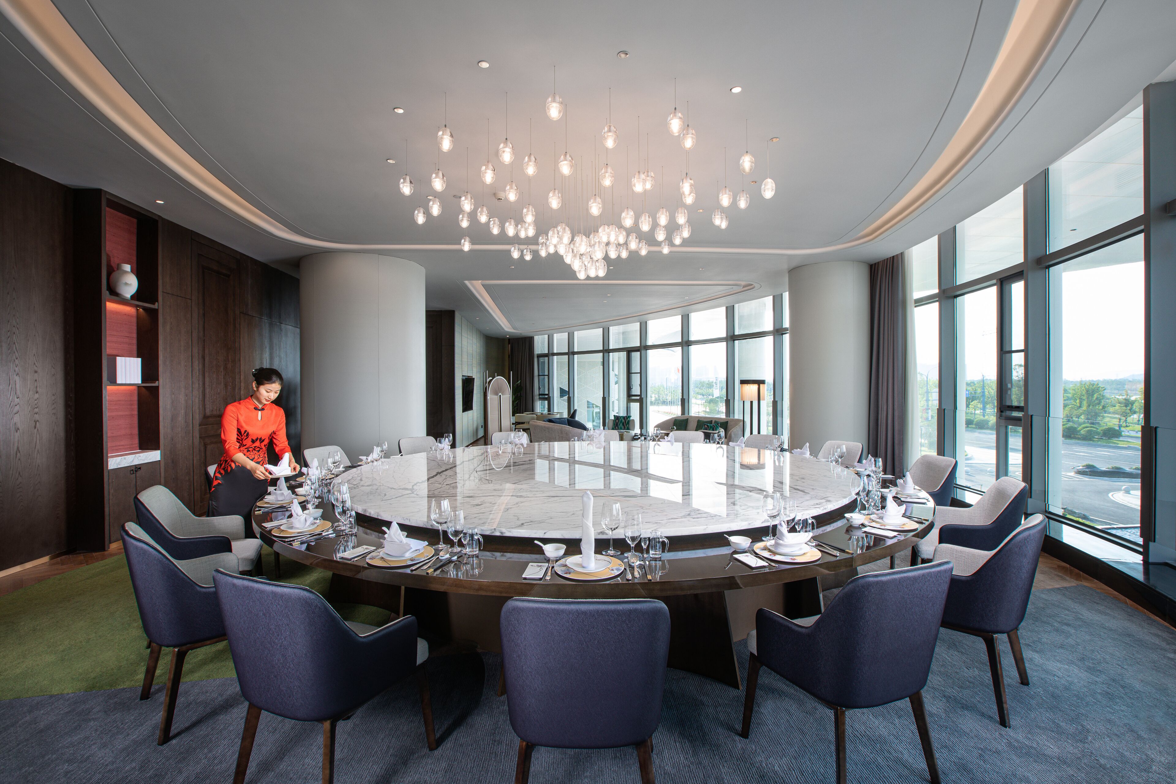 2 restaurants, breakfast, lunch, dinner served; international cuisine