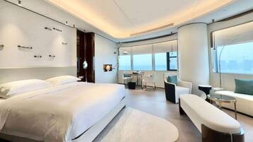 高级套房,1张特大床 | 1 多间卧室、客房内保险箱、办公桌、隔音