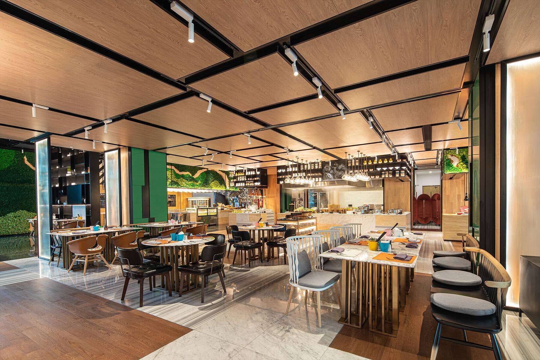 2 restaurants, breakfast, lunch, dinner served; international cuisine