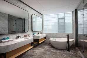 Junior-Suite, 1 King-Bett | Badezimmer | Kostenlose Toilettenartikel, Haartrockner, Bademäntel, Hausschuhe