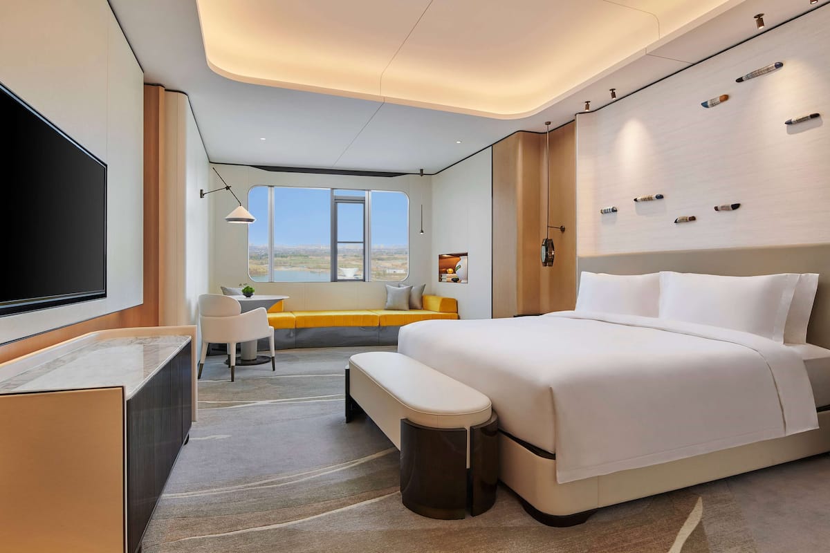 deluxe room, 1 bedroom, non smoking, lake view | 1 bedroom, in-room safe, desk, soundproofing